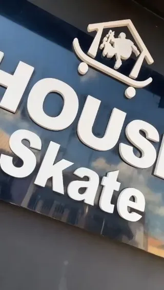 A fachada da House Skate, com o letreiro