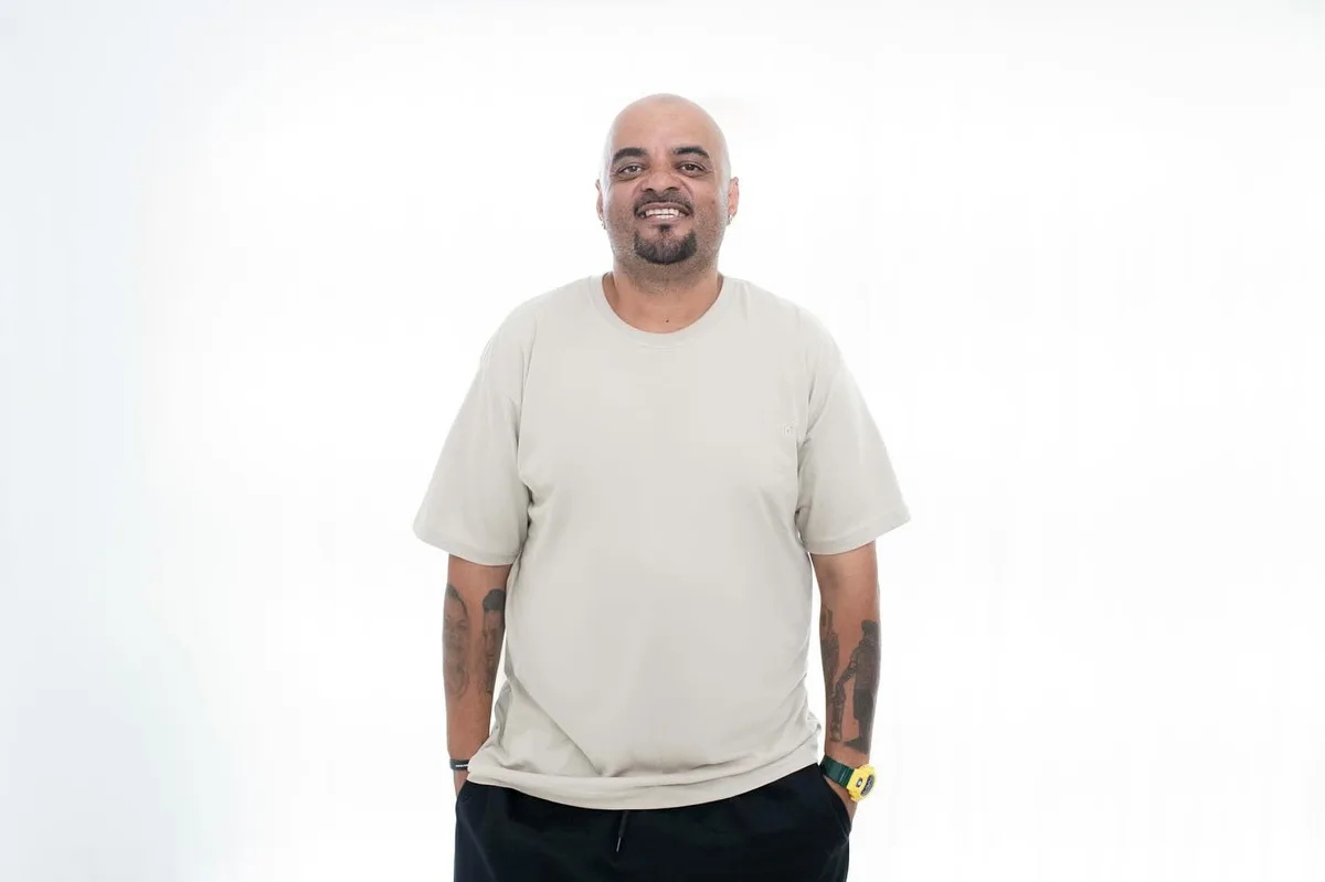 Camiseta básica bordada off white