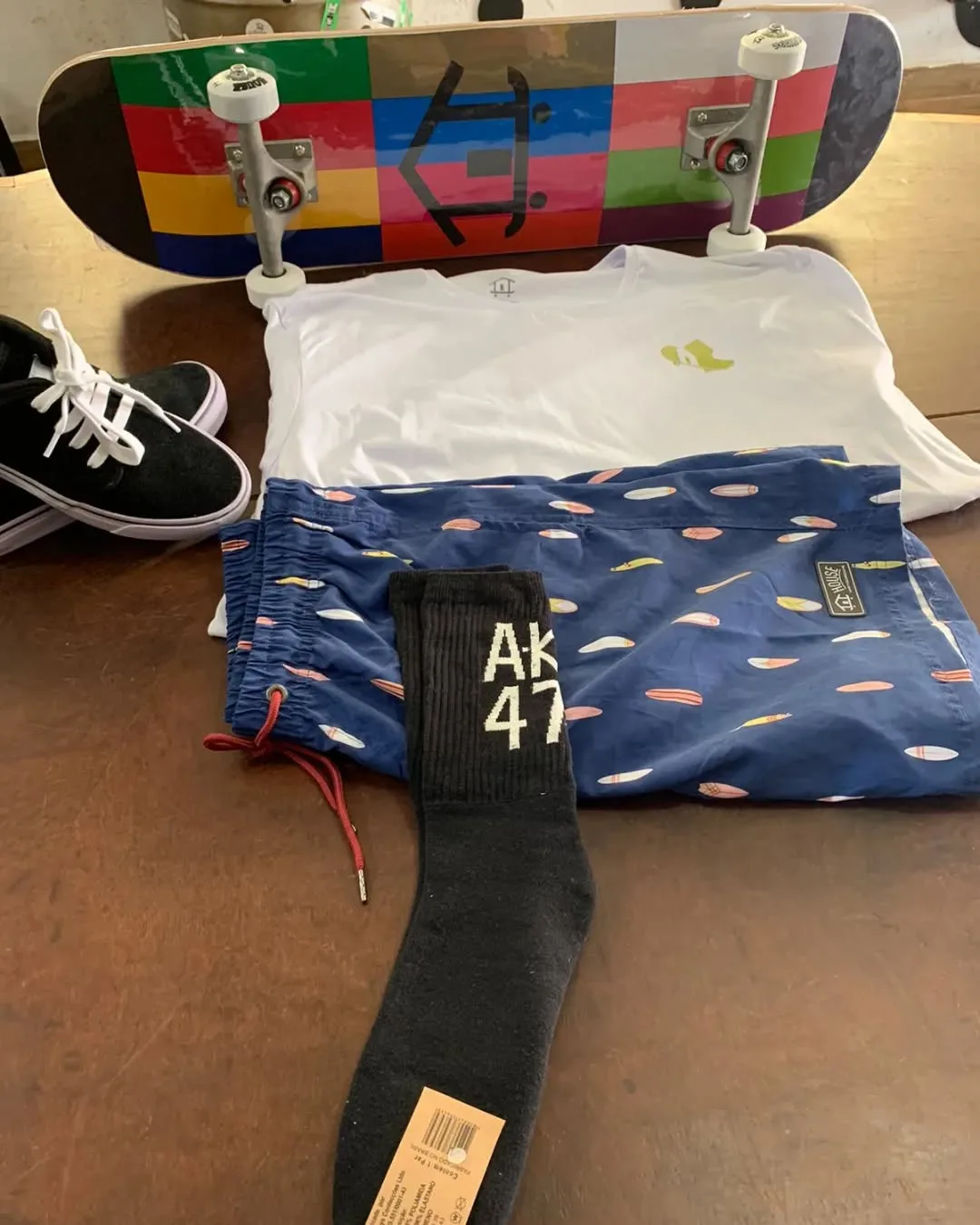 Kit bermuda estampada e camiseta branca