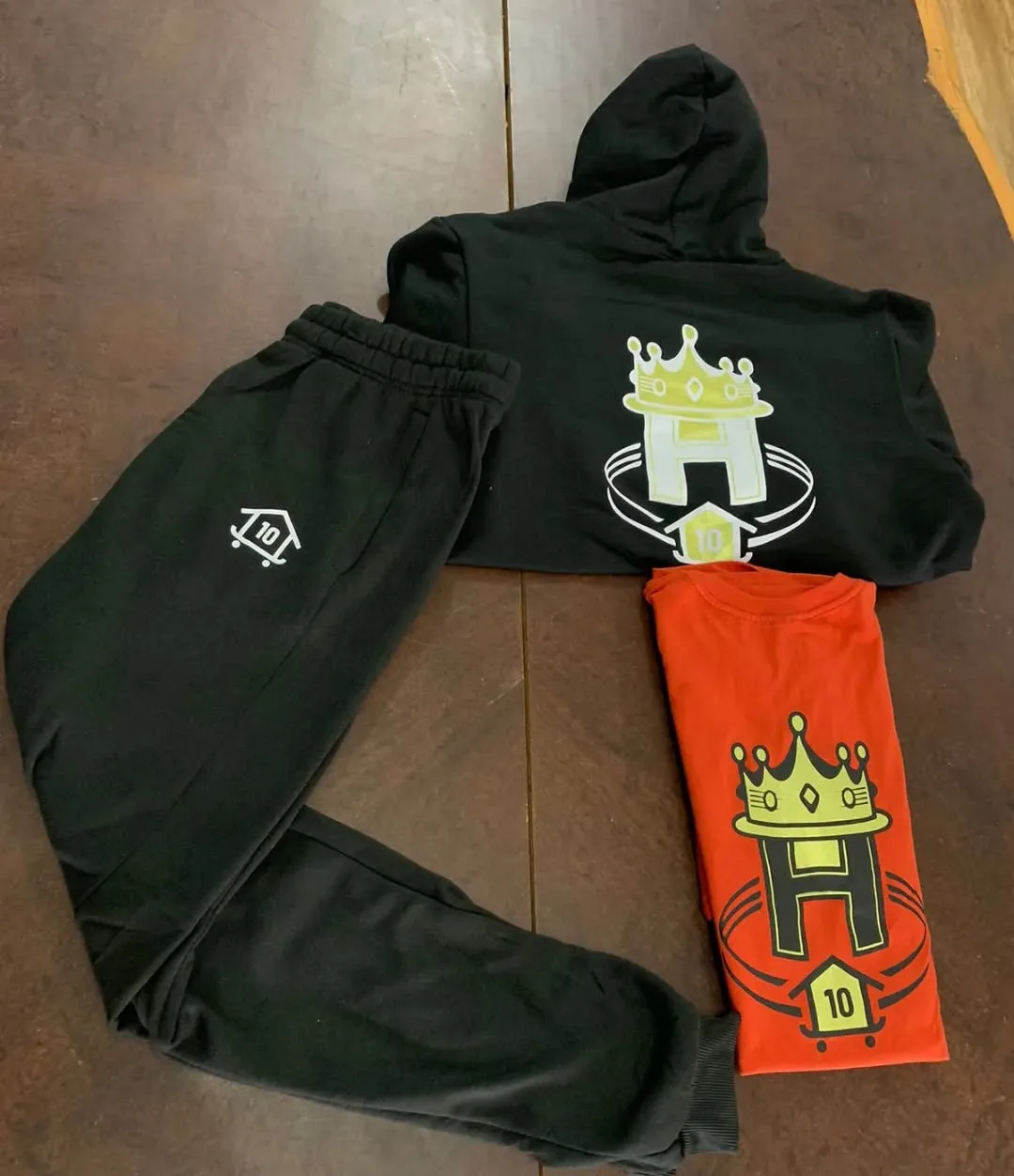 Kit calça, moletom e camiseta H Coroa