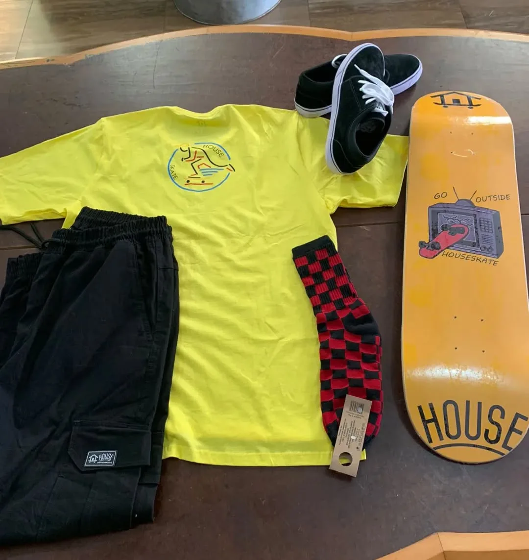 Kit camiseta amarela e shape Go Outside