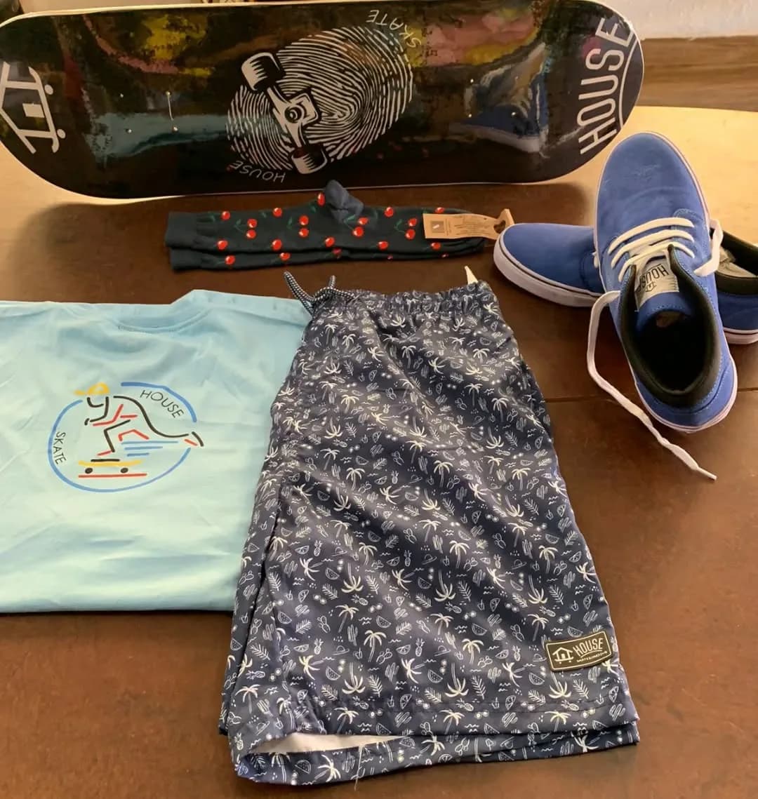 Kit camiseta azul e bermuda de palmeiras