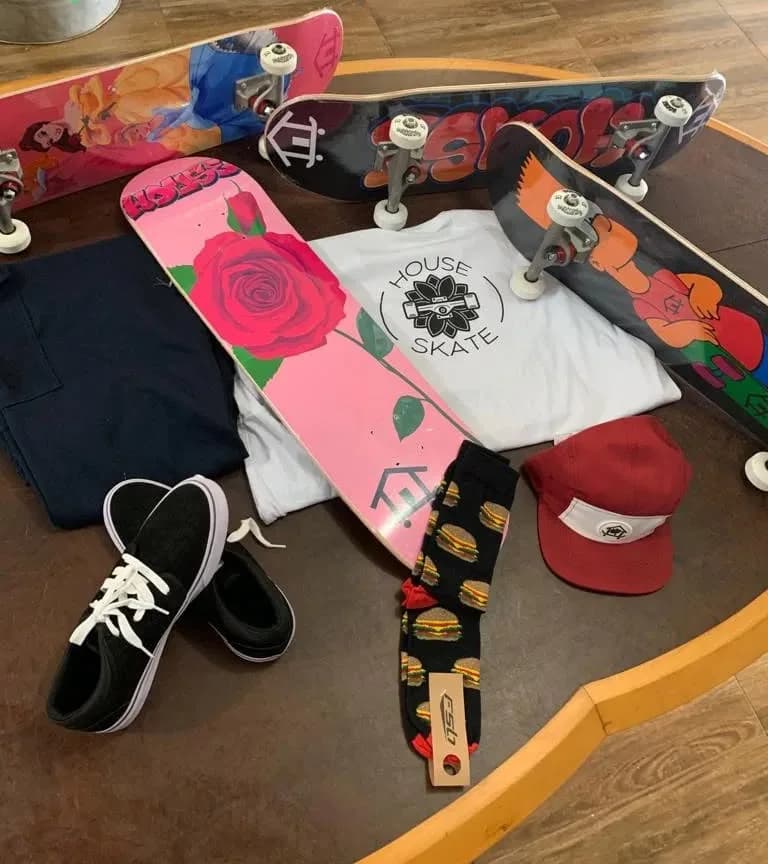 Kit camiseta branca, boné e bermuda