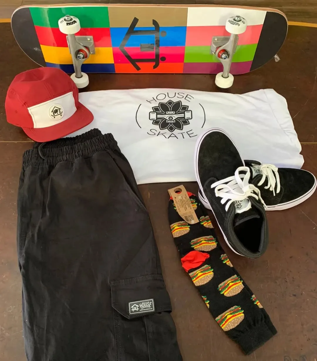 Kit camiseta branca, boné vermelho e calça