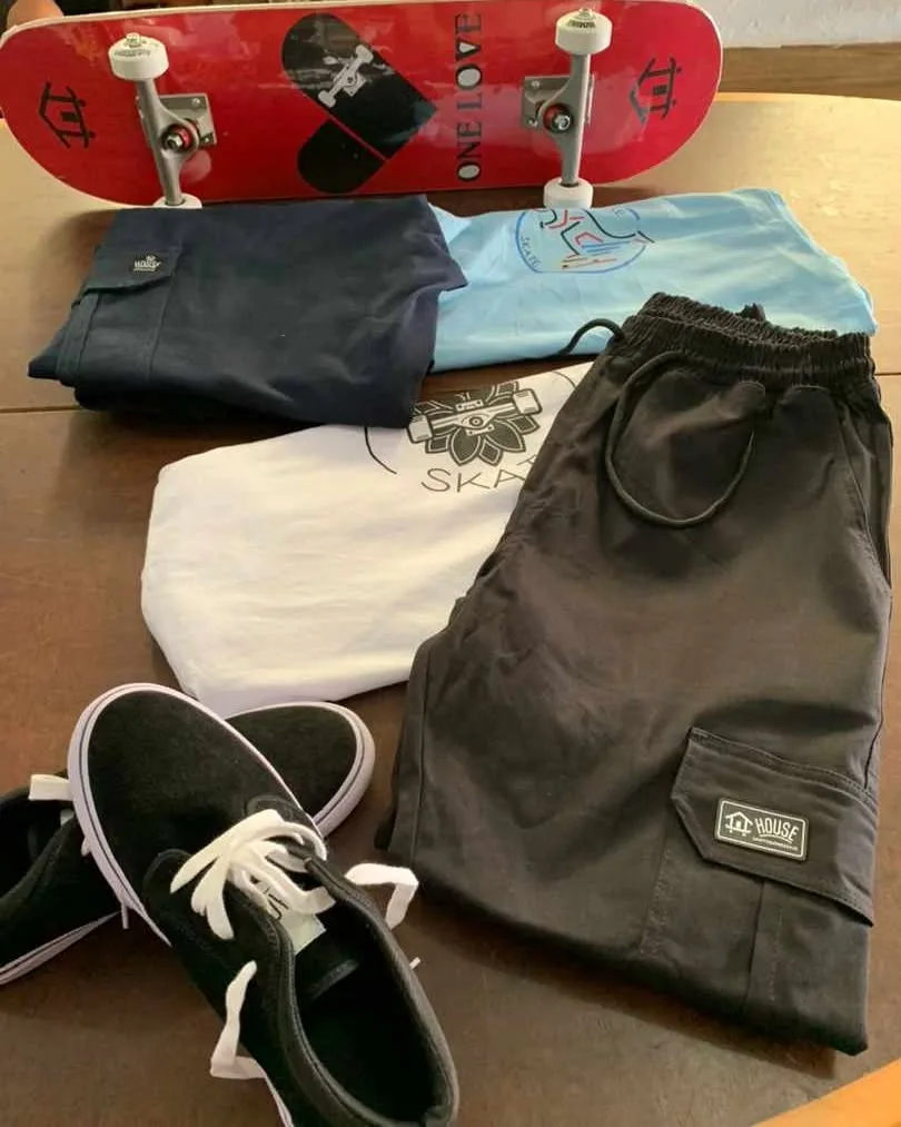 Kit camiseta branca e calça cargo preta