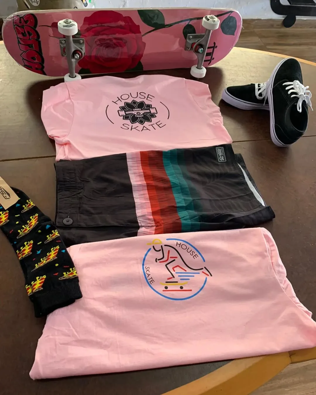 Kit rosa e bermuda listrada