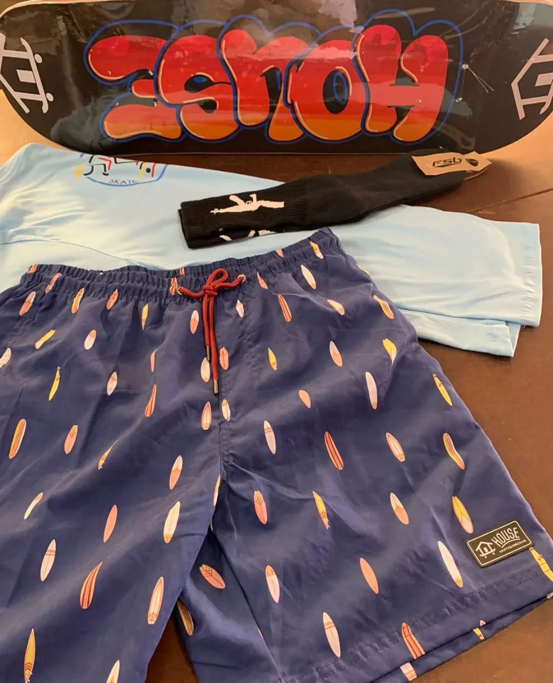 Kit bermuda estampada e camiseta azul