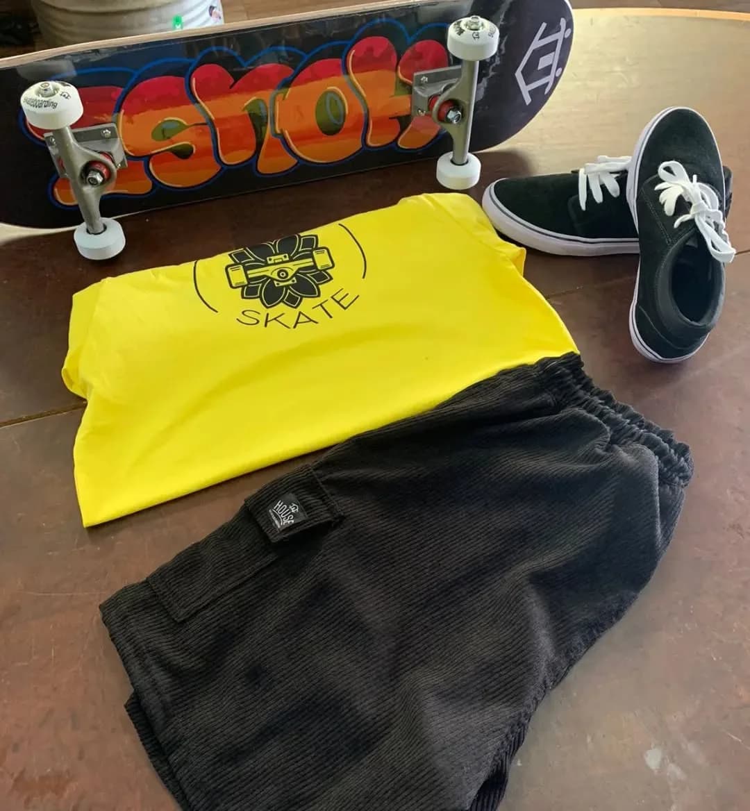 Kit camiseta amarela e bermuda preta
