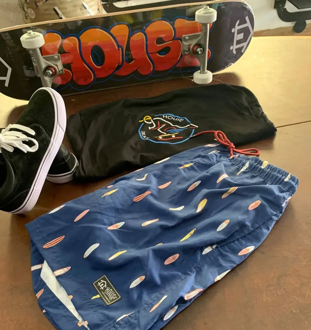 Kit camiseta preta e bermuda de pranchas