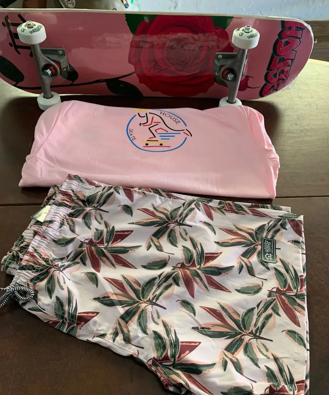 Kit camiseta rosa e bermuda floral